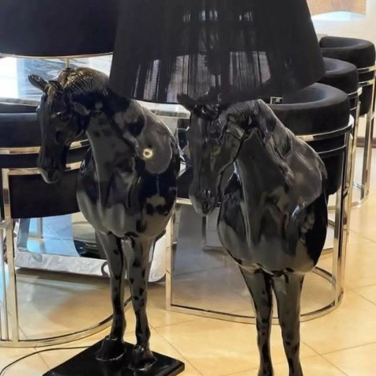 آباژور کنار سالنی اسب