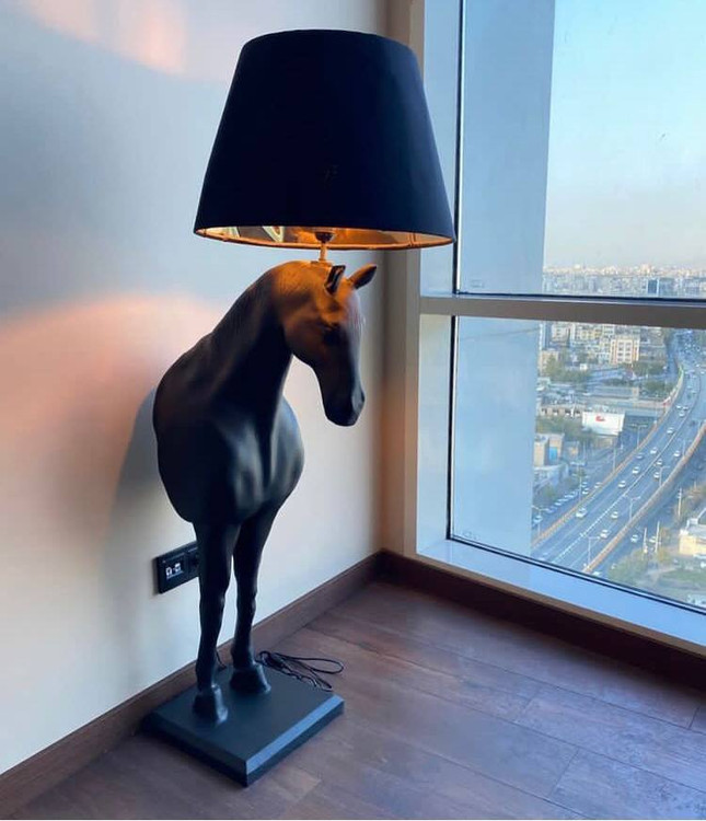 آباژور کنار سالنی اسب