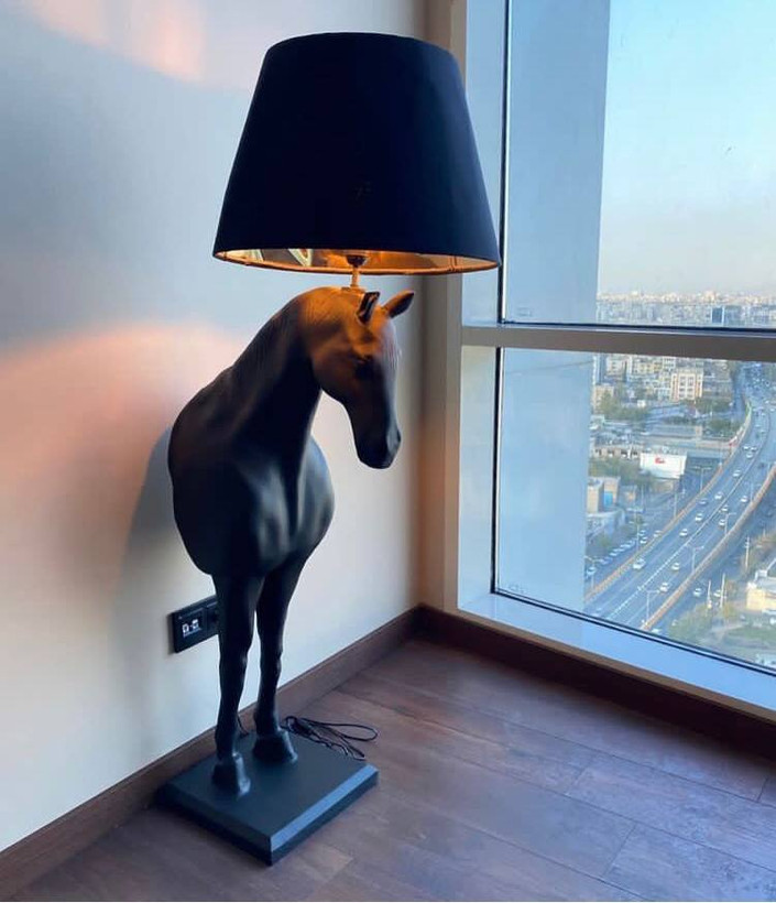 آباژور کنار سالنی اسب