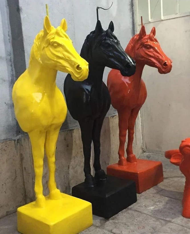 آباژور کنار سالنی اسب