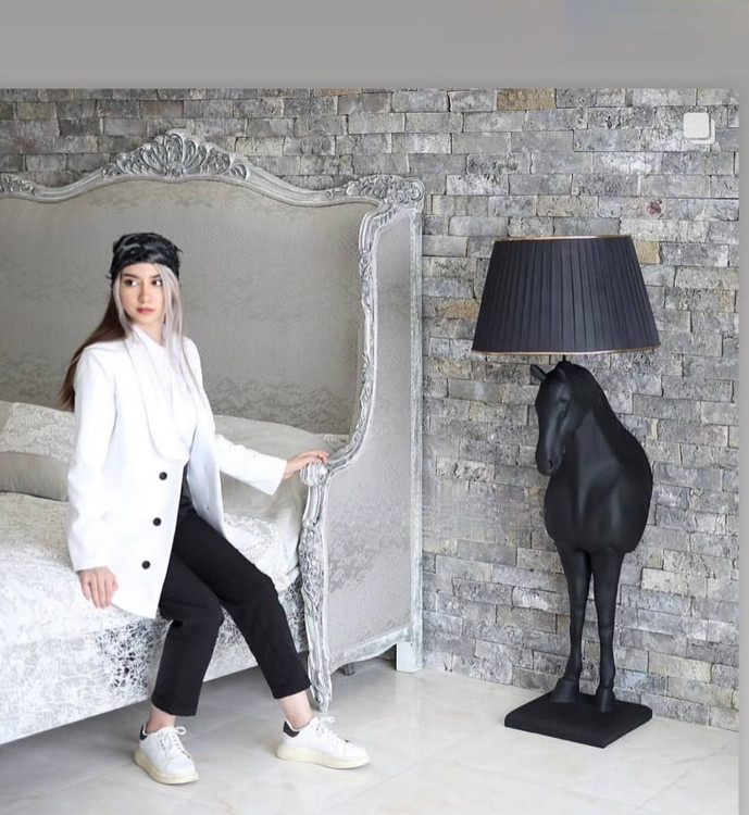 آباژور کنار سالنی اسب