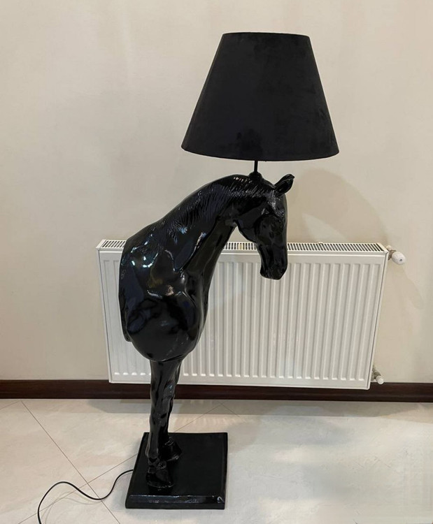 آباژور کنار سالنی اسب