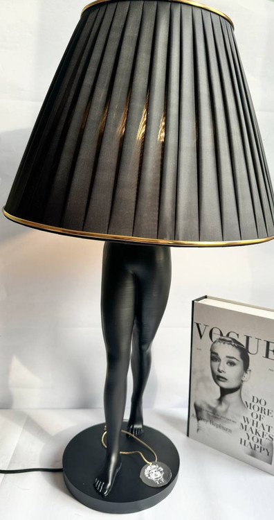 آباژور رومیزی مدرن مانکن