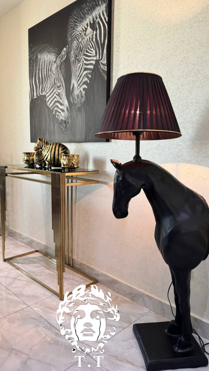 آباژور کنار سالنی اسب