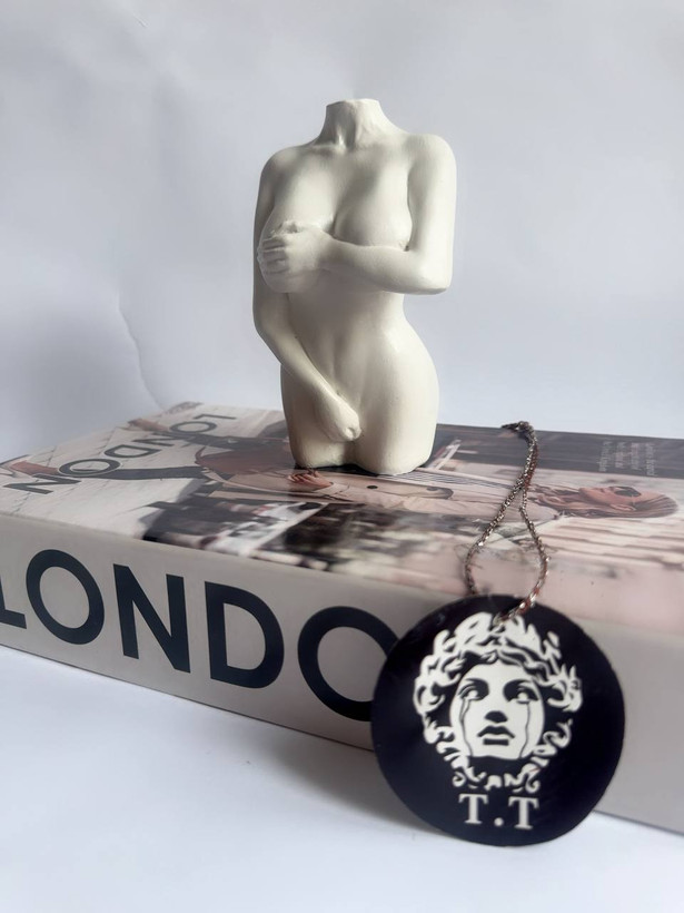 مجسمه دکوری رومیزی مدل body کد۳۲۷۵