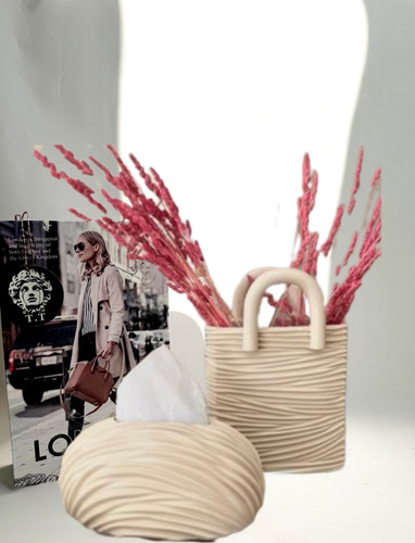 گلدان و جادستمال کاغذی رومیزی