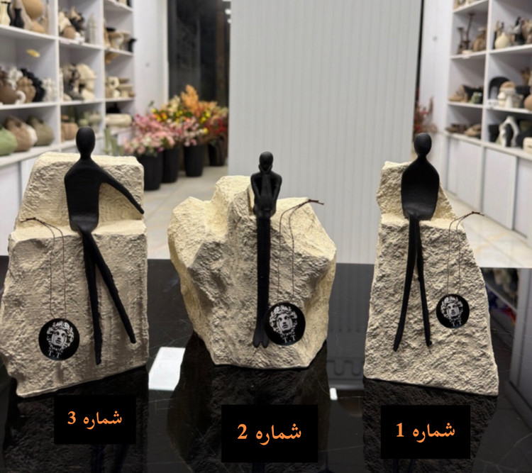 مجسمه دکوری رومیزی مدل آدمک نشسته رو صخره کد10403