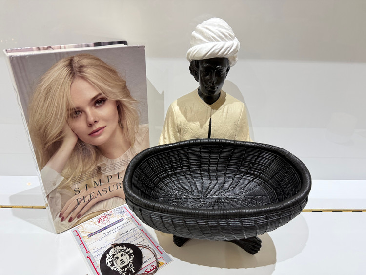 عکس خرید مشتری عزیز از کرج (مجسمه سرو مدل غلام)