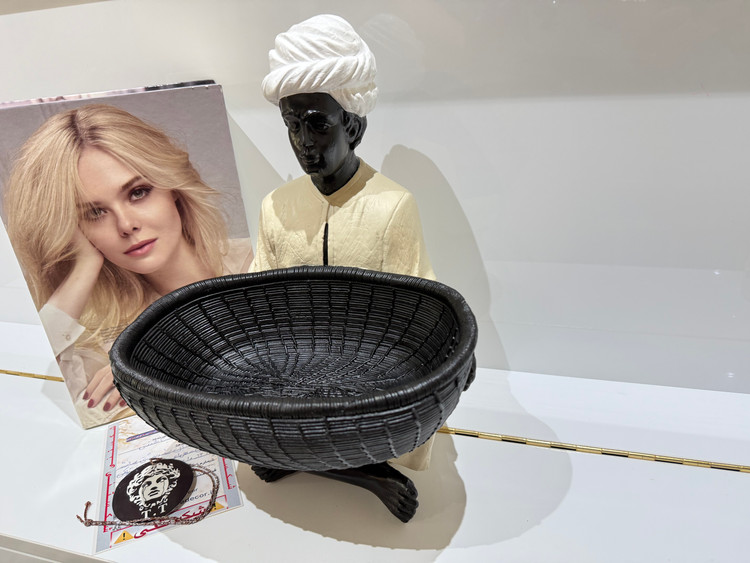 عکس خرید مشتری عزیز از کرج (مجسمه سرو مدل غلام)