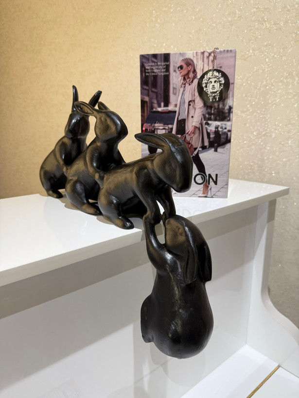 مجسمه دکوری لبه میزی مدل خانواده خرگوش کد۳۲۹۸