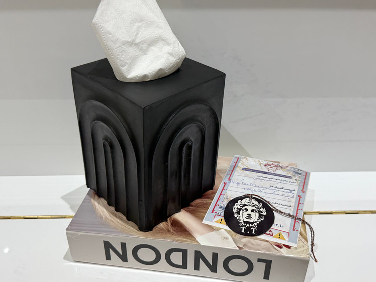 عکس خرید مشتری عزیز از مشهد (کتاب دکوراتیو، جادستمال رنگین کمان و شیاردار)