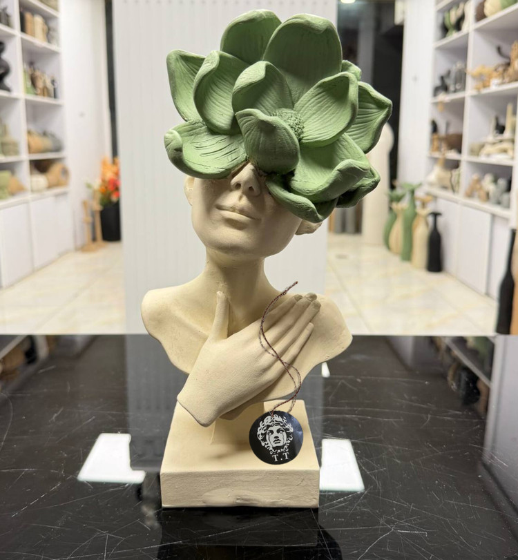مجسمه دکوری رومیزی مدل دختر گل نیلوفری کد۴٣۶٠