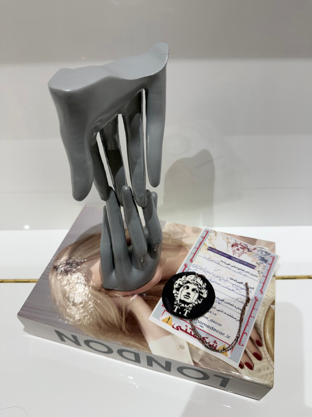 عکس خرید مشتری عزیز از اصفهان (استند انتزاعی دست)