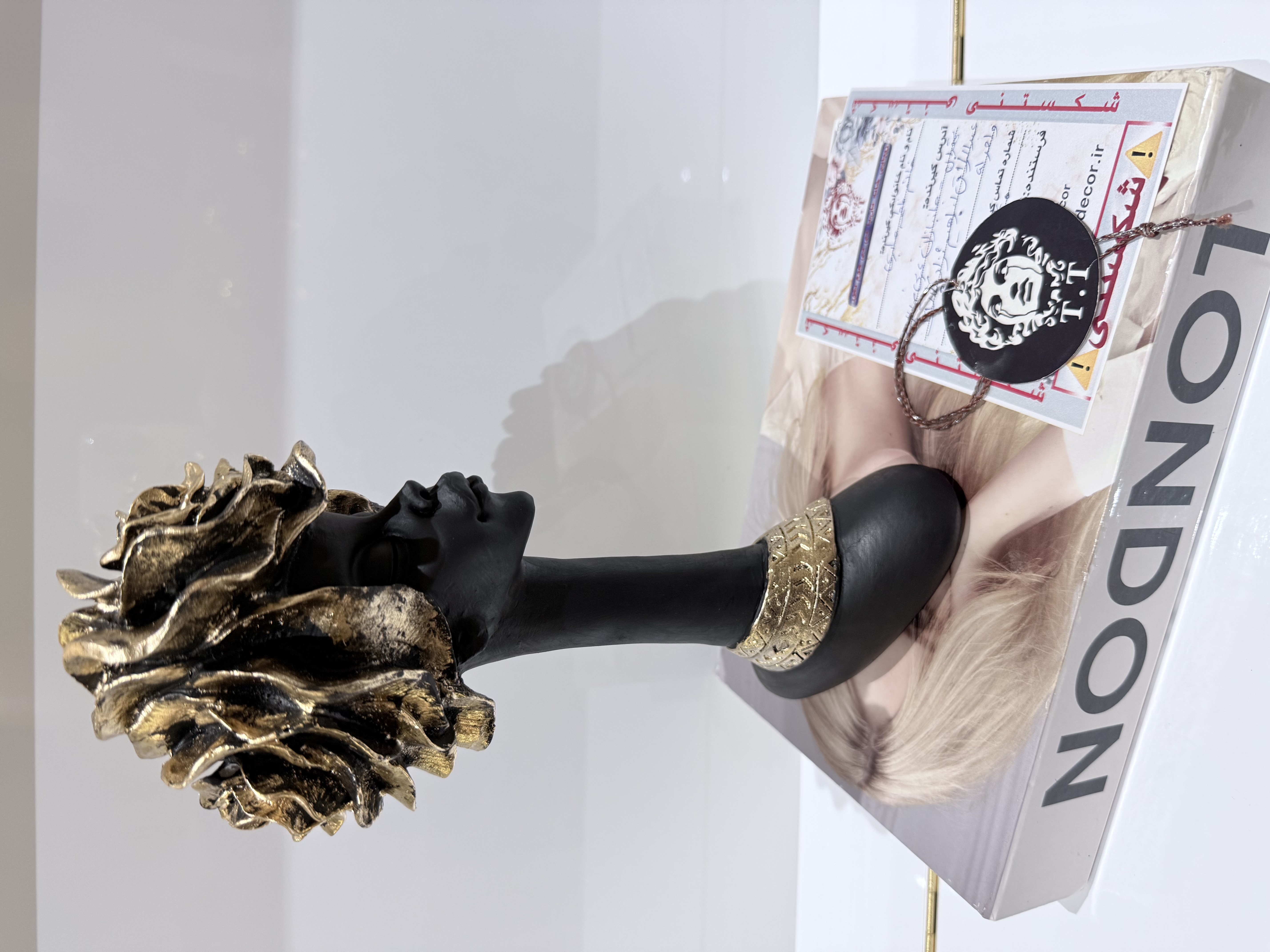 عکس خرید مشتری عزیز از تهران (مجسمه آفریقایی)