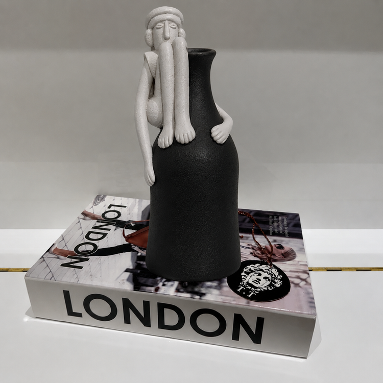 گلدان دکوراتیو رومیزی مدل غلام نشسته رو کوزه کد۴۶۵٢
