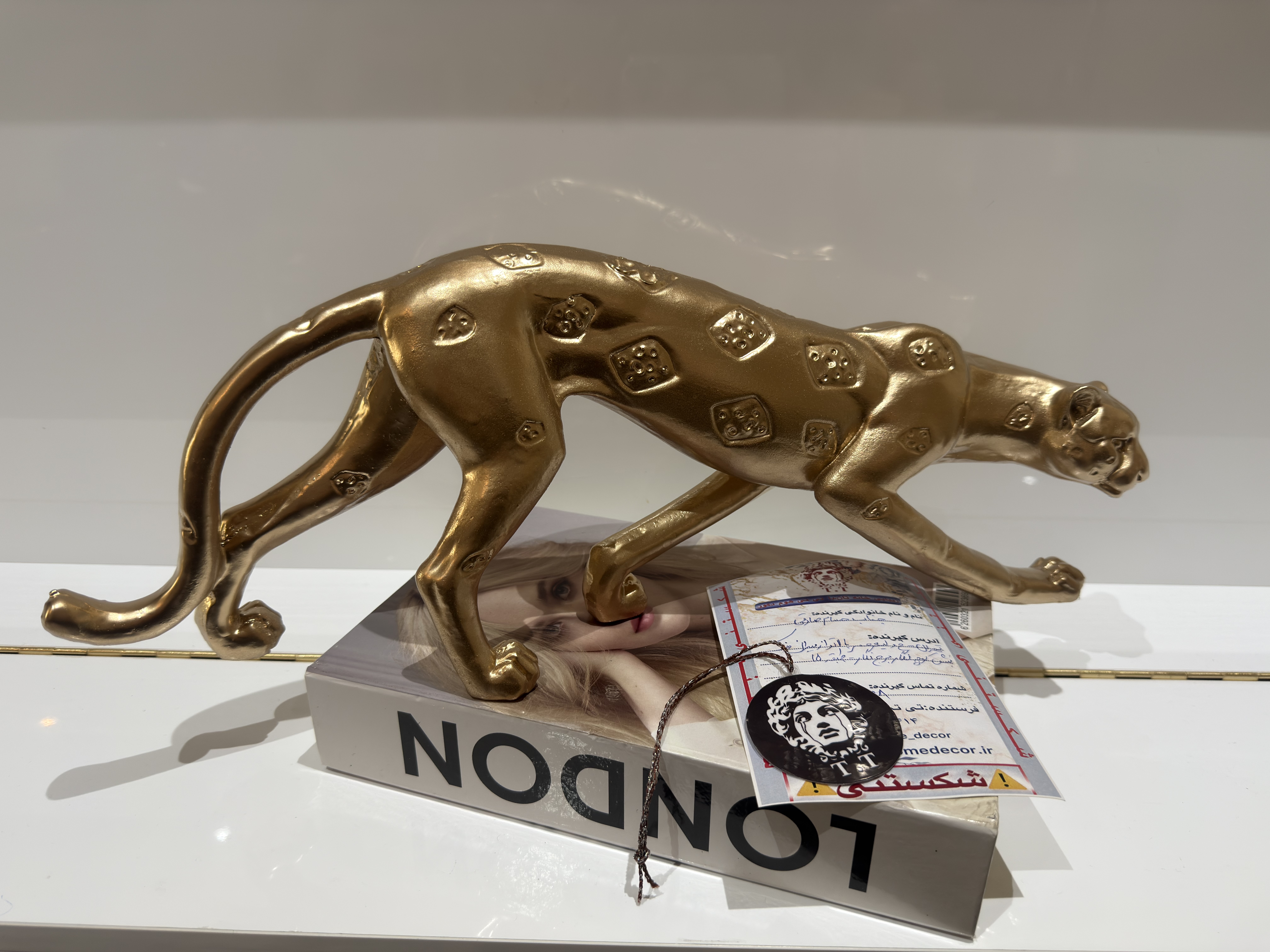 عکس خرید مشتری عزیز از تهران(مجسمه یوزپلنگ)