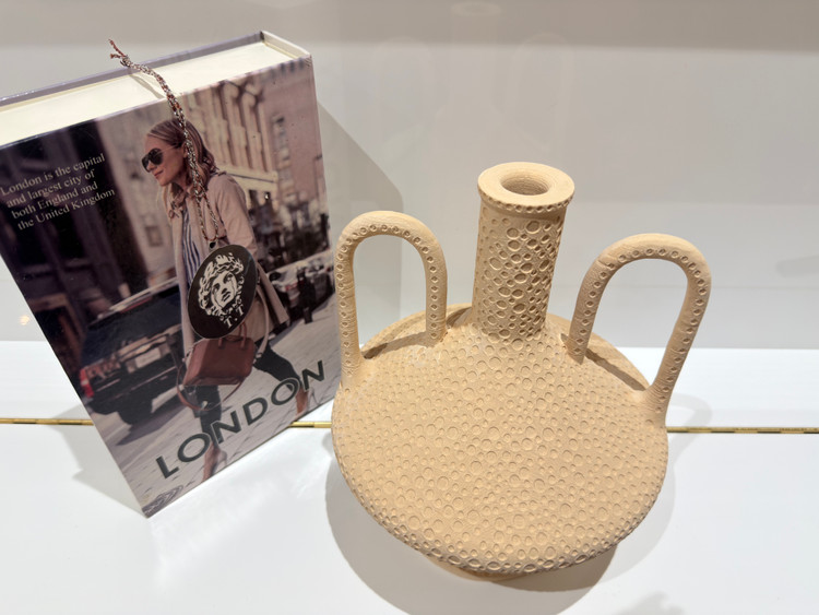 گلدان دکوراتیو رومیزی مدل پایه دار هرمی خال خالی دسته دار کد۴١۴٠
