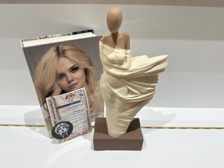 عکس خرید مشتری عزیز از تهران (مجسمه رومیزی مانکن)